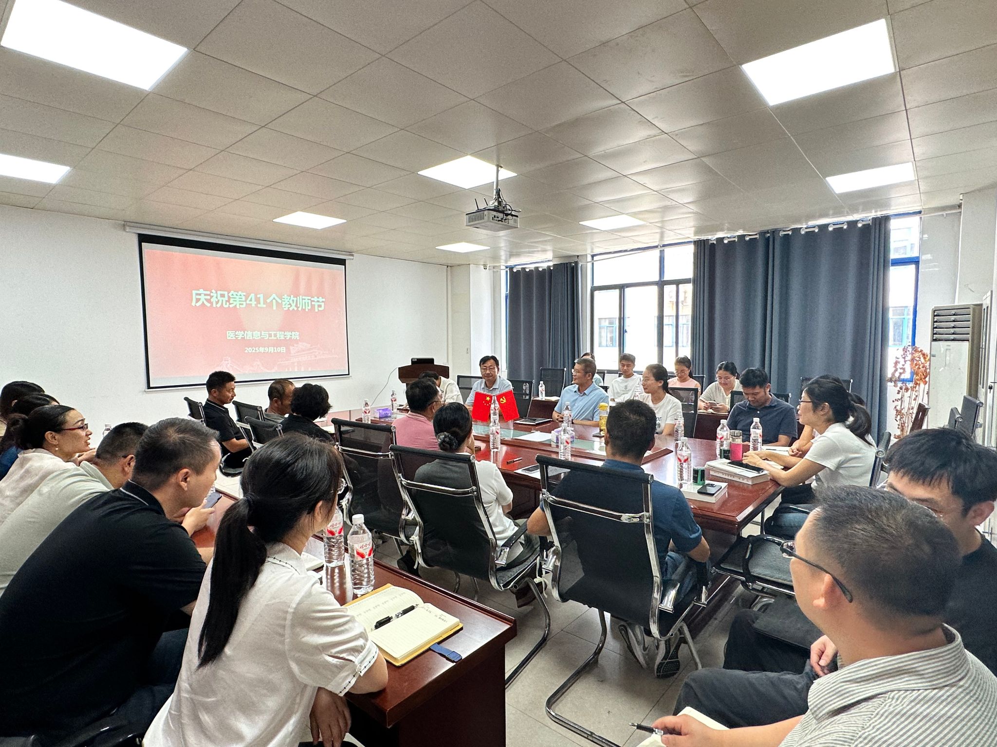 小宝影院
召开庆祝第41个教师节教师座谈会